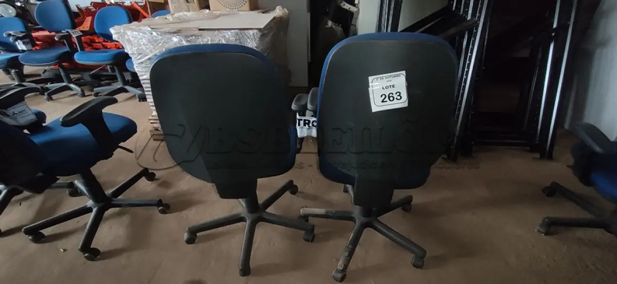 LOTE 263 - 02 CADEIRAS DE ESCRITÓRIO GIRATÓRIA. (NO ESTADO) ATENÇÃO! FAZER A VISITAÇÃO ANTES DE ARREMATAR, NÃO SABEMOS SE FUNCIONA, LEILÃO NÃO TEM GARANTIA E NEM DEVOLUÇÃO, SUJEITO A POSSÍVEIS AVARIAS VISÍVEIS/OCULTAS E/OU AUSÊNCIA DE COMPONENTES.