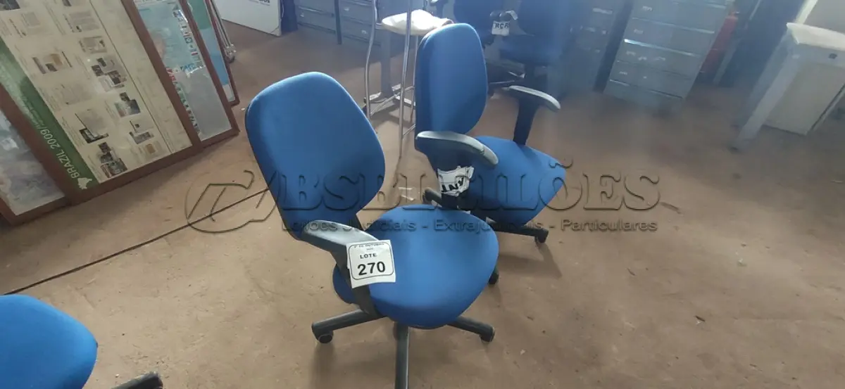 LOTE 270 - 02 CADEIRAS DE ESCRITÓRIO GIRATÓRIA. (NO ESTADO) ATENÇÃO! FAZER A VISITAÇÃO ANTES DE ARREMATAR, NÃO SABEMOS SE FUNCIONA, LEILÃO NÃO TEM GARANTIA E NEM DEVOLUÇÃO, SUJEITO A POSSÍVEIS AVARIAS VISÍVEIS/OCULTAS E/OU AUSÊNCIA DE COMPONENTES.