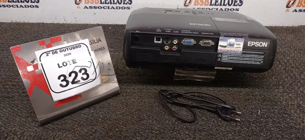 LOTE 323 - 01 PROJETOR MARCA EPSON SEM CABOS. (NO ESTADO) ATENÇÃO! FAZER A VISITAÇÃO ANTES DE ARREMATAR, NÃO SABEMOS SE FUNCIONA, LEILÃO NÃO TEM GARANTIA E NEM DEVOLUÇÃO, SUJEITO A POSSÍVEIS AVARIAS VISÍVEIS/OCULTAS E/OU AUSÊNCIA DE COMPONENTES.
