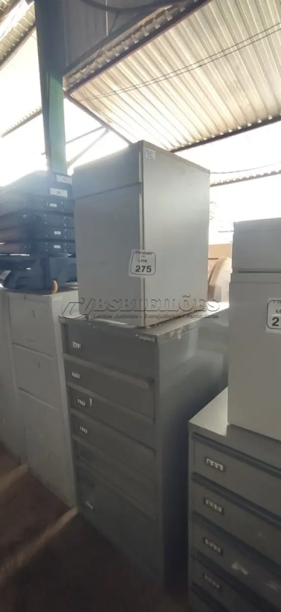 LOTE 275 - 01 ARQUIVO BAIXO DE AÇO COM 07 GAVETAS E 01 ARMÁRIO BAIXO COM 01 GAVETA E SUPORTE PARA CPU. (NO ESTADO) ATENÇÃO! FAZER A VISITAÇÃO ANTES DE ARREMATAR, NÃO SABEMOS SE FUNCIONA, LEILÃO NÃO TEM GARANTIA E NEM DEVOLUÇÃO, SUJEITO A POSSÍVEIS AVARIAS VISÍVEIS/OCULTAS E/OU AUSÊNCIA DE COMPONENTES.