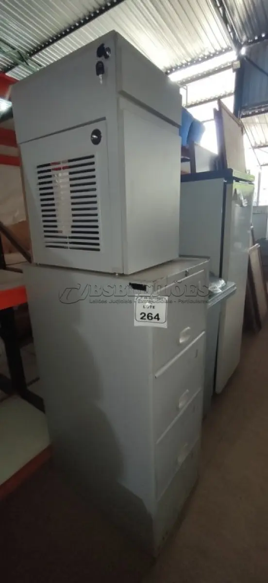 LOTE 264 - 01 ARQUIVO DE AÇO COM 04 GAVETAS E 01 ARMÁRIO BAIXO COM 01 GAVETA E SUPORTE PARA CPU. (NO ESTADO) ATENÇÃO! FAZER A VISITAÇÃO ANTES DE ARREMATAR, NÃO SABEMOS SE FUNCIONA, LEILÃO NÃO TEM GARANTIA E NEM DEVOLUÇÃO, SUJEITO A POSSÍVEIS AVARIAS VISÍVEIS/OCULTAS E/OU AUSÊNCIA DE COMPONENTES.