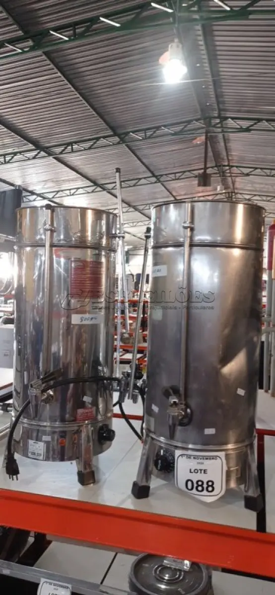 LOTE 088 - 02 CAFETEIRAS INDUSTRIAIS EM INOX. (NO ESTADO) ATENÇÃO! FAZER A VISITAÇÃO ANTES DE ARREMATAR, NÃO SABEMOS SE FUNCIONA, LEILÃO NÃO TEM GARANTIA E NEM DEVOLUÇÃO, SUJEITO A POSSÍVEIS AVARIAS VISÍVEIS/OCULTAS E/OU AUSÊNCIA DE COMPONENTES.