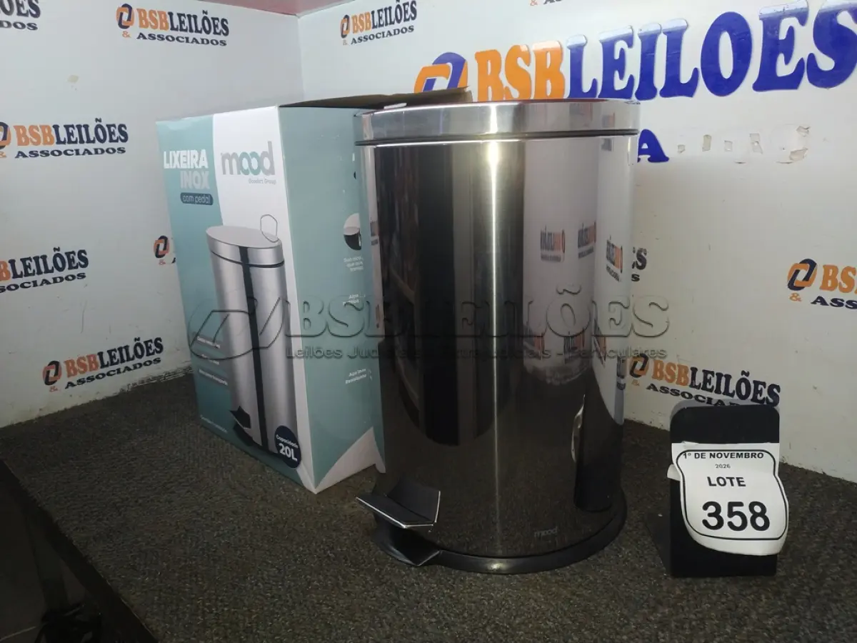 LOTE 358 - 01 LIXEIRA COM PEDAL INOX DE 20L. (NO ESTADO) ATENÇÃO! FAZER A VISITAÇÃO ANTES DE ARREMATAR, NÃO SABEMOS SE FUNCIONA, LEILÃO NÃO TEM GARANTIA E NEM DEVOLUÇÃO, SUJEITO A POSSÍVEIS AVARIAS VISÍVEIS/OCULTAS E/OU AUSÊNCIA DE COMPONENTES.