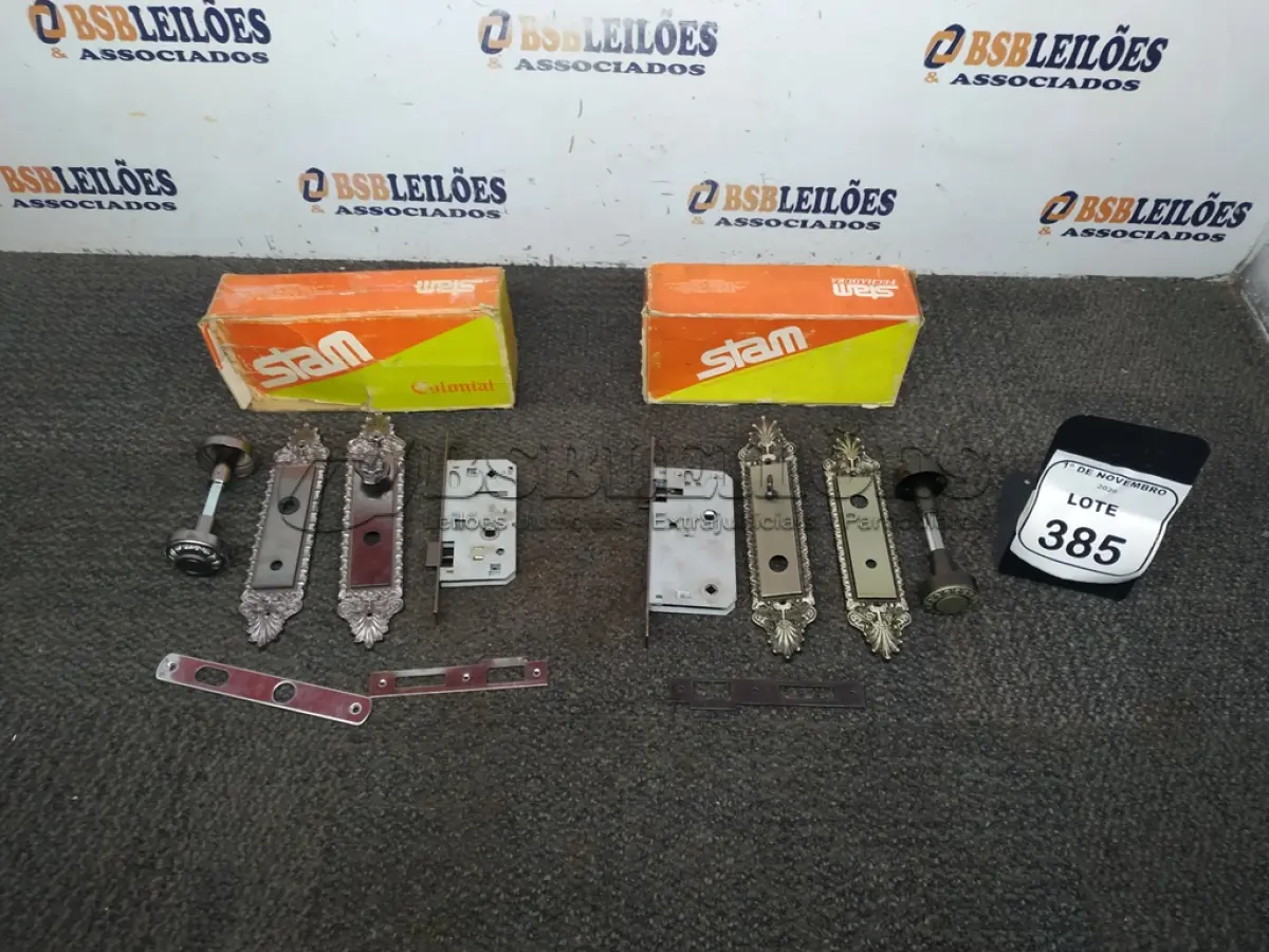 LOTE 385 - 02 FECHADURAS COLONIAIS. (NO ESTADO) ATENÇÃO! FAZER A VISITAÇÃO ANTES DE ARREMATAR, NÃO SABEMOS SE FUNCIONA, LEILÃO NÃO TEM GARANTIA E NEM DEVOLUÇÃO, SUJEITO A POSSÍVEIS AVARIAS VISÍVEIS/OCULTAS E/OU AUSÊNCIA DE COMPONENTES.