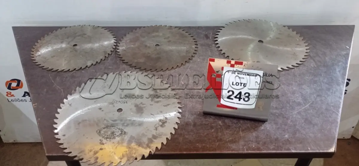 LOTE 243 - 04 SERRAS CIRCULARES DE FERRO. (NO ESTADO) ATENÇÃO! FAZER A VISITAÇÃO ANTES DE ARREMATAR, NÃO SABEMOS SE FUNCIONA, LEILÃO NÃO TEM GARANTIA E NEM DEVOLUÇÃO, SUJEITO A POSSÍVEIS AVARIAS VISÍVEIS/OCULTAS E/OU AUSÊNCIA DE COMPONENTES.