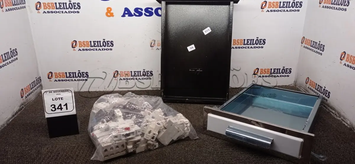 LOTE 341 - 02 GAVETAS DE INOX DE 30X45CM E VÁRIOS DISJUNTORES DE MODELOS DIVERSOS. (NO ESTADO) ATENÇÃO! FAZER A VISITAÇÃO ANTES DE ARREMATAR, NÃO SABEMOS SE FUNCIONA, LEILÃO NÃO TEM GARANTIA E NEM DEVOLUÇÃO, SUJEITO A POSSÍVEIS AVARIAS VISÍVEIS/OCULTAS E/OU AUSÊNCIA DE COMPONENTES.