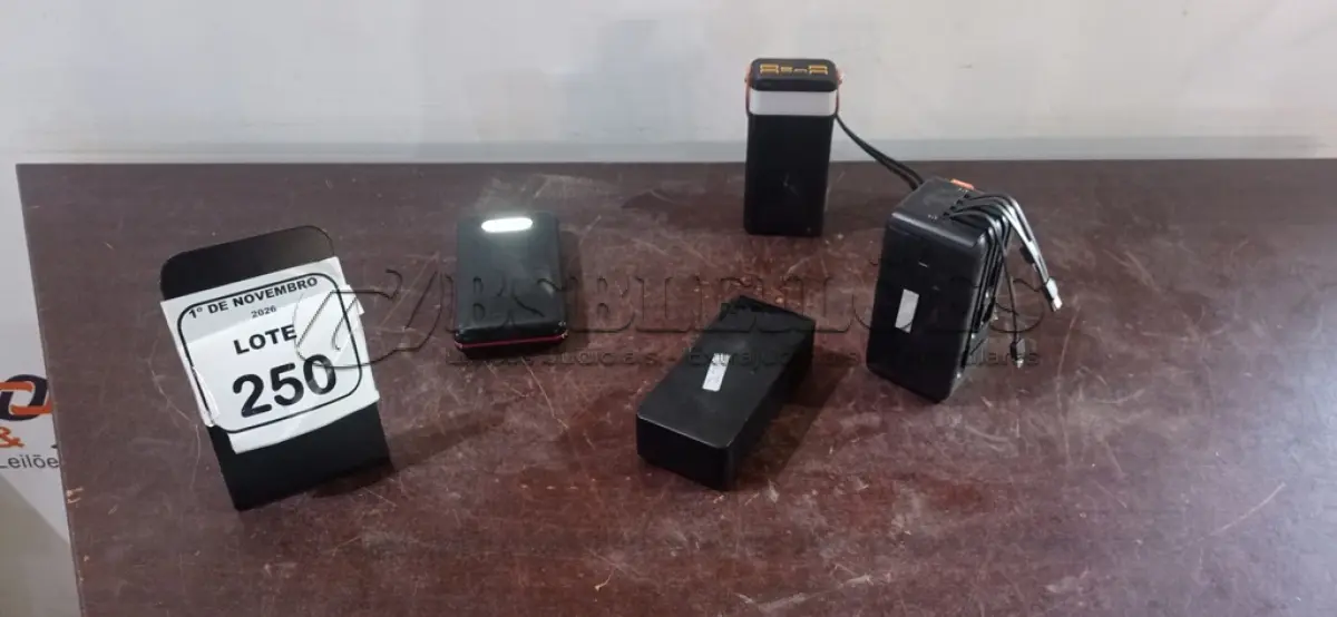 LOTE 250 - 04 POWER BANKS DE MARCAS E POTÊNCIAS DIVERSAS. (NO ESTADO) ATENÇÃO! FAZER A VISITAÇÃO ANTES DE ARREMATAR, NÃO SABEMOS SE FUNCIONA, LEILÃO NÃO TEM GARANTIA E NEM DEVOLUÇÃO, SUJEITO A POSSÍVEIS AVARIAS VISÍVEIS/OCULTAS E/OU AUSÊNCIA DE COMPONENTES.