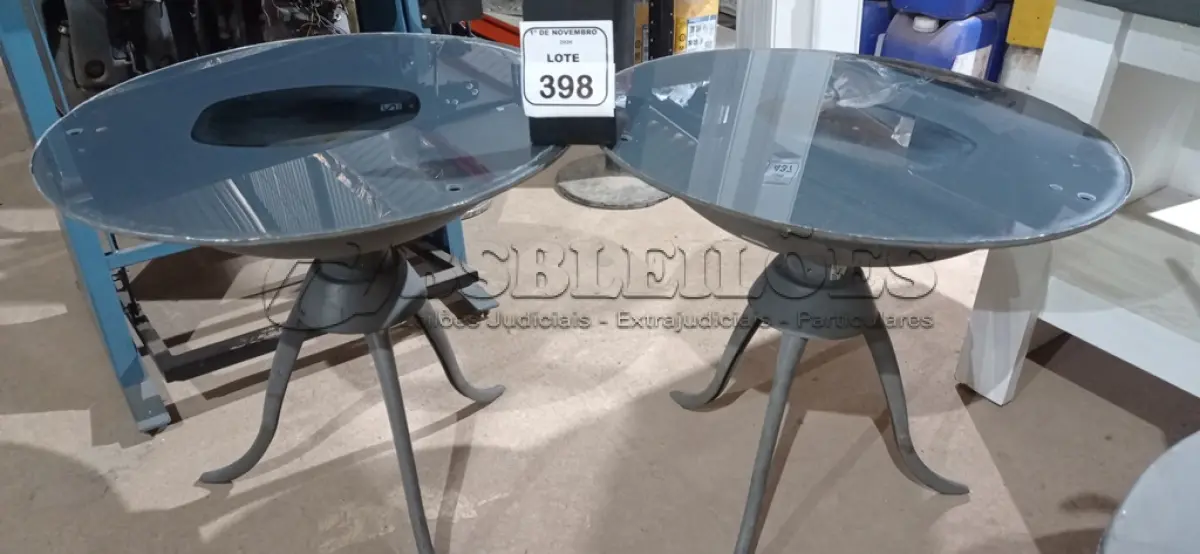 LOTE 398 - 02 MESAS DE CENTRO PEQUENAS REDONDAS. (NO ESTADO) ATENÇÃO! FAZER A VISITAÇÃO ANTES DE ARREMATAR, NÃO SABEMOS SE FUNCIONA, LEILÃO NÃO TEM GARANTIA E NEM DEVOLUÇÃO, SUJEITO A POSSÍVEIS AVARIAS VISÍVEIS/OCULTAS E/OU AUSÊNCIA DE COMPONENTES.
