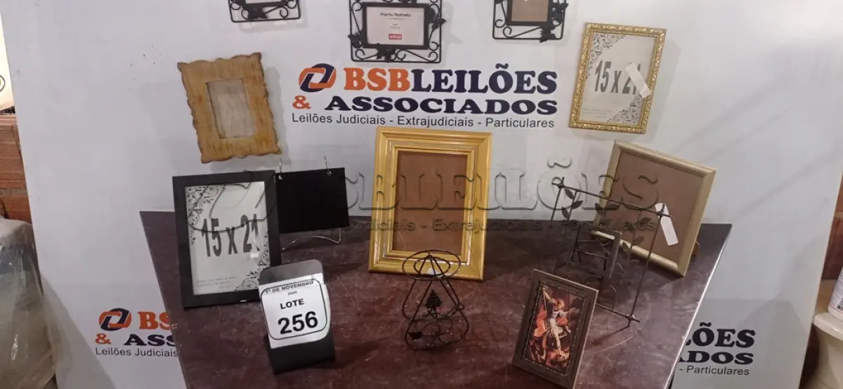LOTE 256 - 01 LOTE COM VÁRIOS PORTA RETRATOS DE MODELOS DIVERSOS. (NO ESTADO) ATENÇÃO! FAZER A VISITAÇÃO ANTES DE ARREMATAR, NÃO SABEMOS SE FUNCIONA, LEILÃO NÃO TEM GARANTIA E NEM DEVOLUÇÃO, SUJEITO A POSSÍVEIS AVARIAS VISÍVEIS/OCULTAS E/OU AUSÊNCIA DE COMPONENTES.