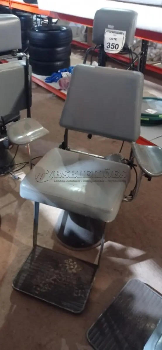 LOTE 350 - 01 POLTRONA DE COLETA DE SANGUE. (NO ESTADO) ATENÇÃO! FAZER A VISITAÇÃO ANTES DE ARREMATAR, NÃO SABEMOS SE FUNCIONA, LEILÃO NÃO TEM GARANTIA E NEM DEVOLUÇÃO, SUJEITO A POSSÍVEIS AVARIAS VISÍVEIS/OCULTAS E/OU AUSÊNCIA DE COMPONENTES.