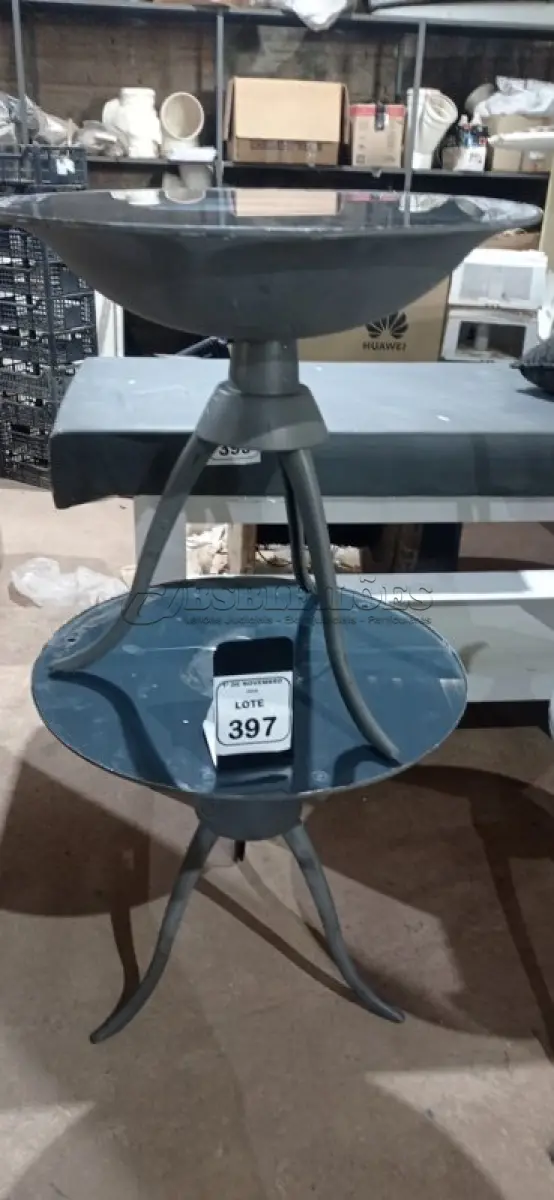 LOTE 397 - 02 MESAS DE CENTRO PEQUENAS REDONDAS. (NO ESTADO) ATENÇÃO! FAZER A VISITAÇÃO ANTES DE ARREMATAR, NÃO SABEMOS SE FUNCIONA, LEILÃO NÃO TEM GARANTIA E NEM DEVOLUÇÃO, SUJEITO A POSSÍVEIS AVARIAS VISÍVEIS/OCULTAS E/OU AUSÊNCIA DE COMPONENTES.