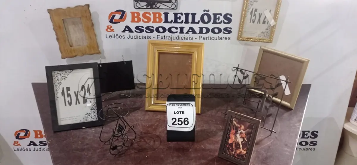 LOTE 256 - 01 LOTE COM VÁRIOS PORTA RETRATOS DE MODELOS DIVERSOS. (NO ESTADO) ATENÇÃO! FAZER A VISITAÇÃO ANTES DE ARREMATAR, NÃO SABEMOS SE FUNCIONA, LEILÃO NÃO TEM GARANTIA E NEM DEVOLUÇÃO, SUJEITO A POSSÍVEIS AVARIAS VISÍVEIS/OCULTAS E/OU AUSÊNCIA DE COMPONENTES.