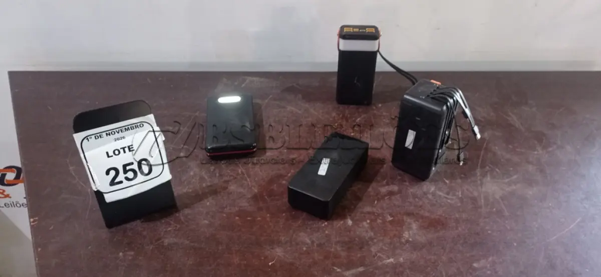 LOTE 250 - 04 POWER BANKS DE MARCAS E POTÊNCIAS DIVERSAS. (NO ESTADO) ATENÇÃO! FAZER A VISITAÇÃO ANTES DE ARREMATAR, NÃO SABEMOS SE FUNCIONA, LEILÃO NÃO TEM GARANTIA E NEM DEVOLUÇÃO, SUJEITO A POSSÍVEIS AVARIAS VISÍVEIS/OCULTAS E/OU AUSÊNCIA DE COMPONENTES.