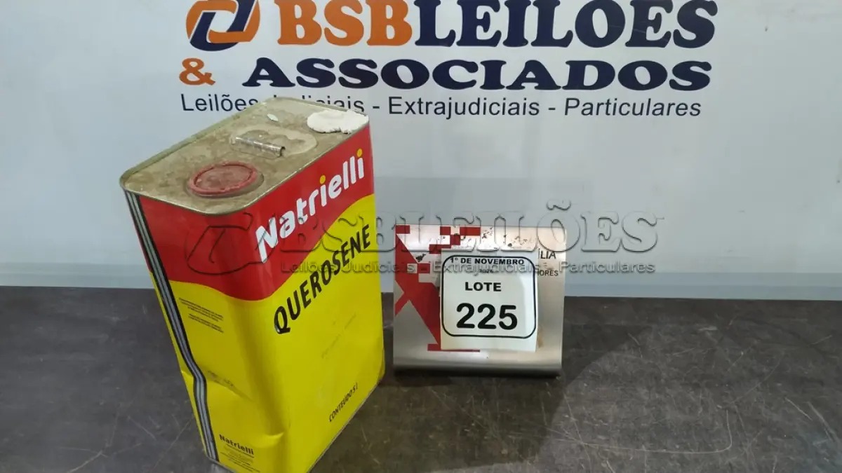 LOTE 225 - 01 LATA DE QUEROSENE DE 5L MARCA NATRIELLI. (NO ESTADO) ATENÇÃO! FAZER A VISITAÇÃO ANTES DE ARREMATAR, NÃO SABEMOS SE FUNCIONA, LEILÃO NÃO TEM GARANTIA E NEM DEVOLUÇÃO, SUJEITO A POSSÍVEIS AVARIAS VISÍVEIS/OCULTAS E/OU AUSÊNCIA DE COMPONENTES.