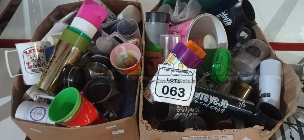 LOTE 063 - 01 LOTE COM GRANDE QUANTIDADE DE COPOS E CANECAS E UTENSÍLIOS DE PLÁSTICOS DIVERSOS. (NO ESTADO) ATENÇÃO! FAZER A VISITAÇÃO ANTES DE ARREMATAR, NÃO SABEMOS SE FUNCIONA, LEILÃO NÃO TEM GARANTIA E NEM DEVOLUÇÃO, SUJEITO A POSSÍVEIS AVARIAS VISÍVEIS/OCULTAS E/OU AUSÊNCIA DE COMPONENTES.
