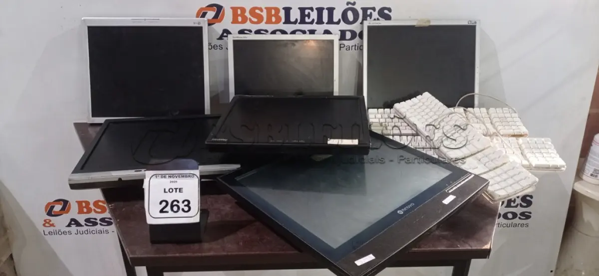 LOTE 263 - 04 TECLADOS DE PC  MARCA APPLE 06 MONITORES DE MARCAS  E MODELOS DIVERSOS. (NO ESTADO) ATENÇÃO! FAZER A VISITAÇÃO ANTES DE ARREMATAR, NÃO SABEMOS SE FUNCIONA, LEILÃO NÃO TEM GARANTIA E NEM DEVOLUÇÃO, SUJEITO A POSSÍVEIS AVARIAS VISÍVEIS/OCULTAS E/OU AUSÊNCIA DE COMPONENTES.