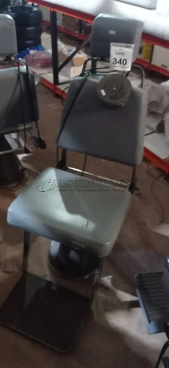 LOTE 340 - 01 POLTRONA DE COLETA DE SANGUE. (NO ESTADO) ATENÇÃO! FAZER A VISITAÇÃO ANTES DE ARREMATAR, NÃO SABEMOS SE FUNCIONA, LEILÃO NÃO TEM GARANTIA E NEM DEVOLUÇÃO, SUJEITO A POSSÍVEIS AVARIAS VISÍVEIS/OCULTAS E/OU AUSÊNCIA DE COMPONENTES.