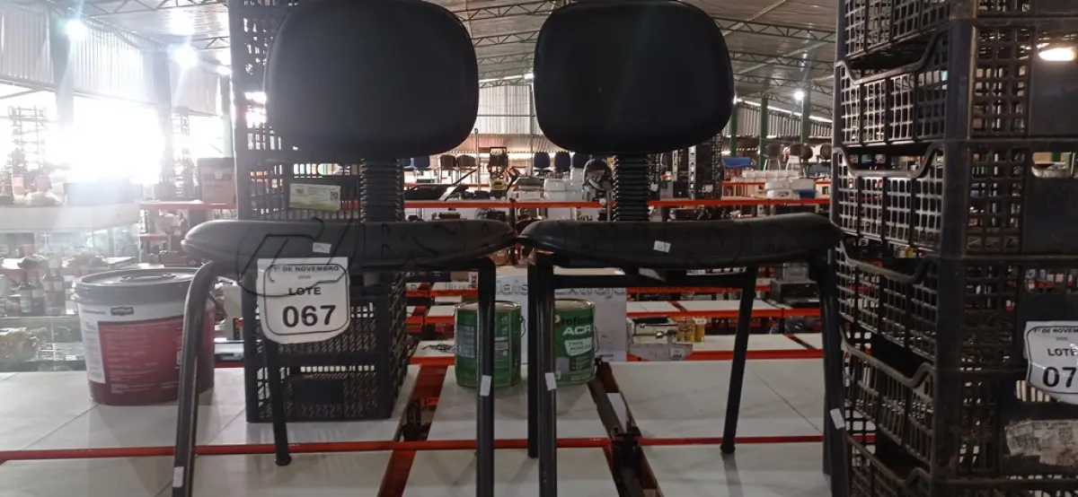 LOTE 067 - 02 CADEIRAS DE PÉS FIXOS NA COR PRETA. (NO ESTADO) ATENÇÃO! FAZER A VISITAÇÃO ANTES DE ARREMATAR, NÃO SABEMOS SE FUNCIONA, LEILÃO NÃO TEM GARANTIA E NEM DEVOLUÇÃO, SUJEITO A POSSÍVEIS AVARIAS VISÍVEIS/OCULTAS E/OU AUSÊNCIA DE COMPONENTES.