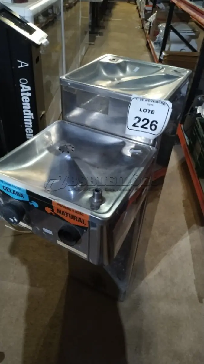 LOTE 226 - 01 BEBEDOURO TIPO TORRE CONJUGADO EM INOX. (NO ESTADO) ATENÇÃO! FAZER A VISITAÇÃO ANTES DE ARREMATAR, NÃO SABEMOS SE FUNCIONA, LEILÃO NÃO TEM GARANTIA E NEM DEVOLUÇÃO, SUJEITO A POSSÍVEIS AVARIAS VISÍVEIS/OCULTAS E/OU AUSÊNCIA DE COMPONENTES.