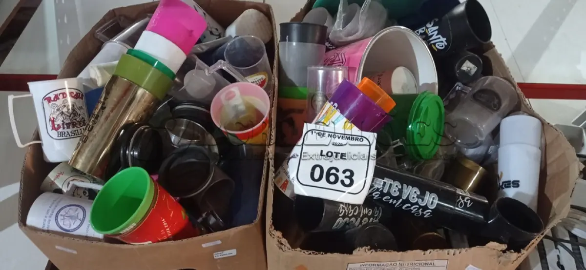 LOTE 063 - 01 LOTE COM GRANDE QUANTIDADE DE COPOS E CANECAS E UTENSÍLIOS DE PLÁSTICOS DIVERSOS. (NO ESTADO) ATENÇÃO! FAZER A VISITAÇÃO ANTES DE ARREMATAR, NÃO SABEMOS SE FUNCIONA, LEILÃO NÃO TEM GARANTIA E NEM DEVOLUÇÃO, SUJEITO A POSSÍVEIS AVARIAS VISÍVEIS/OCULTAS E/OU AUSÊNCIA DE COMPONENTES.