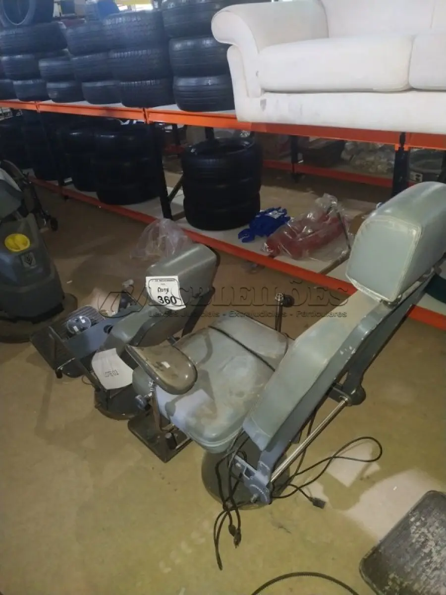 LOTE 360 - 02 POLTRONAS DE COLETA DE SANGUE. (NO ESTADO) ATENÇÃO! FAZER A VISITAÇÃO ANTES DE ARREMATAR, NÃO SABEMOS SE FUNCIONA, LEILÃO NÃO TEM GARANTIA E NEM DEVOLUÇÃO, SUJEITO A POSSÍVEIS AVARIAS VISÍVEIS/OCULTAS E/OU AUSÊNCIA DE COMPONENTES.