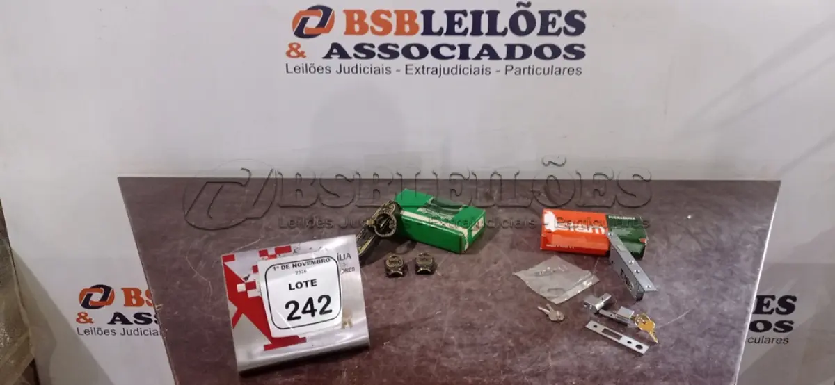 LOTE 242 - 01 FECHADURA COLONIAL E 01 FECHADURA DE PORTA DE CORRER. (NO ESTADO) ATENÇÃO! FAZER A VISITAÇÃO ANTES DE ARREMATAR, NÃO SABEMOS SE FUNCIONA, LEILÃO NÃO TEM GARANTIA E NEM DEVOLUÇÃO, SUJEITO A POSSÍVEIS AVARIAS VISÍVEIS/OCULTAS E/OU AUSÊNCIA DE COMPONENTES.