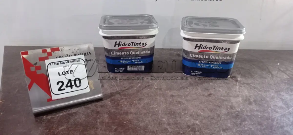 LOTE 240 - 02 BALDES DE CIMENTO QUEIMADO NA COR BRONZE REQUINTE DE 4KG CADA MARCA HIDRO TINTAS. (NO ESTADO) ATENÇÃO! FAZER A VISITAÇÃO ANTES DE ARREMATAR, NÃO SABEMOS SE FUNCIONA, LEILÃO NÃO TEM GARANTIA E NEM DEVOLUÇÃO, SUJEITO A POSSÍVEIS AVARIAS VISÍVEIS/OCULTAS E/OU AUSÊNCIA DE COMPONENTES.