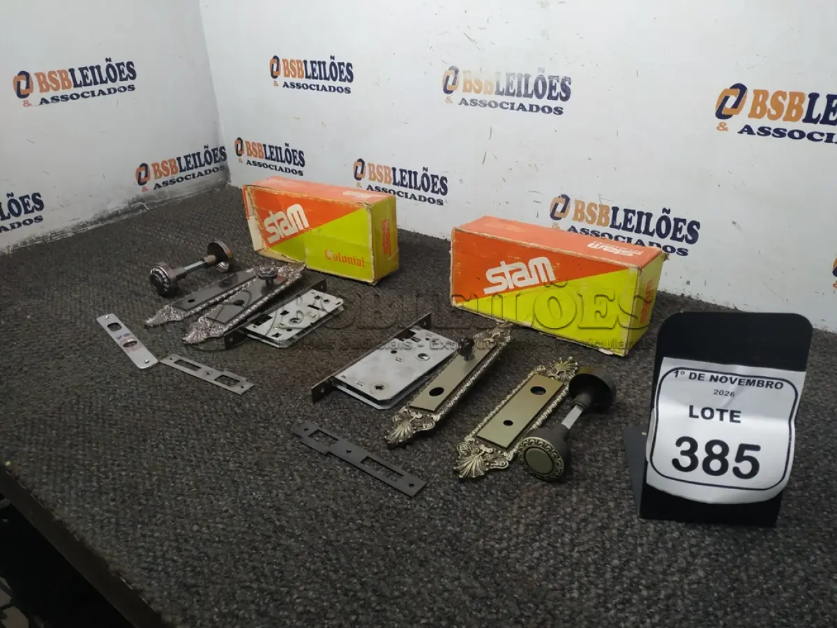 LOTE 385 - 02 FECHADURAS COLONIAIS. (NO ESTADO) ATENÇÃO! FAZER A VISITAÇÃO ANTES DE ARREMATAR, NÃO SABEMOS SE FUNCIONA, LEILÃO NÃO TEM GARANTIA E NEM DEVOLUÇÃO, SUJEITO A POSSÍVEIS AVARIAS VISÍVEIS/OCULTAS E/OU AUSÊNCIA DE COMPONENTES.