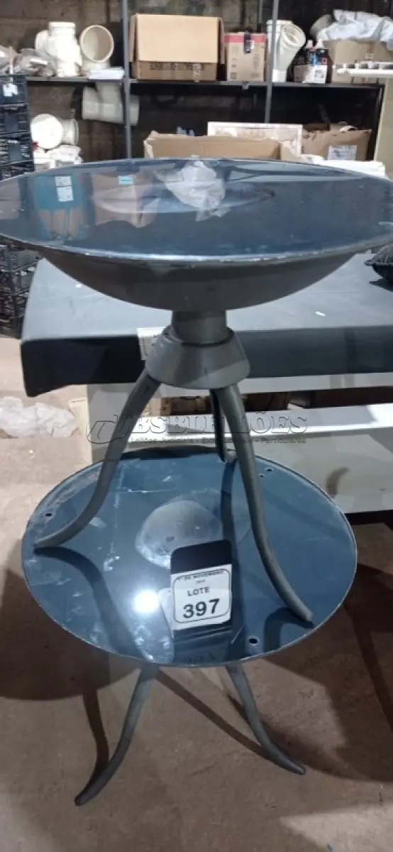 LOTE 397 - 02 MESAS DE CENTRO PEQUENAS REDONDAS. (NO ESTADO) ATENÇÃO! FAZER A VISITAÇÃO ANTES DE ARREMATAR, NÃO SABEMOS SE FUNCIONA, LEILÃO NÃO TEM GARANTIA E NEM DEVOLUÇÃO, SUJEITO A POSSÍVEIS AVARIAS VISÍVEIS/OCULTAS E/OU AUSÊNCIA DE COMPONENTES.