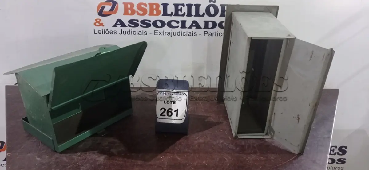 LOTE 261 - 02 CAIXAS DE CORREIO DE FERRO. (NO ESTADO) ATENÇÃO! FAZER A VISITAÇÃO ANTES DE ARREMATAR, NÃO SABEMOS SE FUNCIONA, LEILÃO NÃO TEM GARANTIA E NEM DEVOLUÇÃO, SUJEITO A POSSÍVEIS AVARIAS VISÍVEIS/OCULTAS E/OU AUSÊNCIA DE COMPONENTES.
