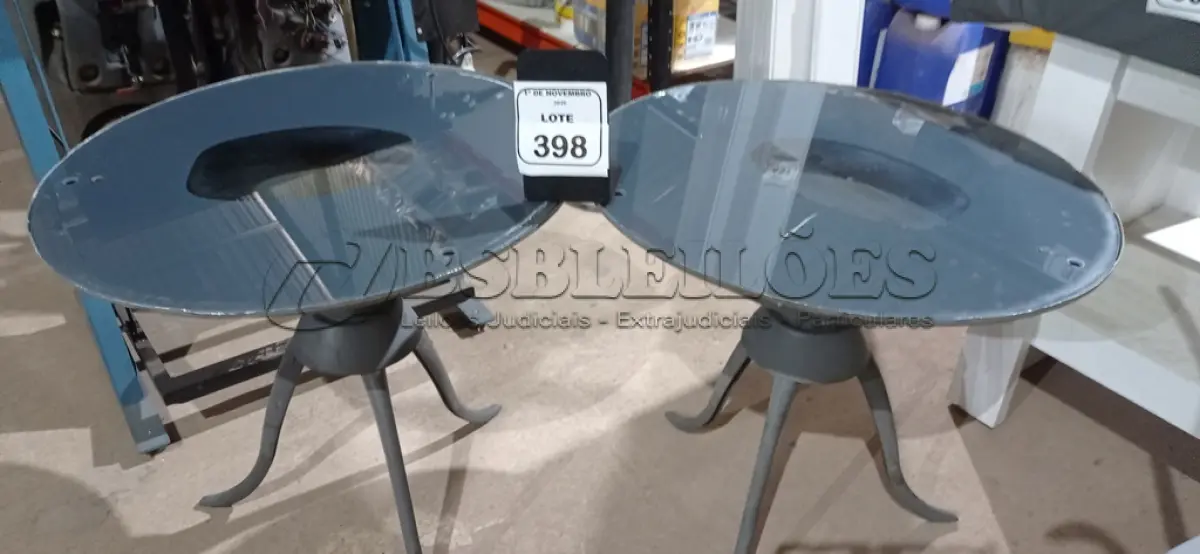 LOTE 398 - 02 MESAS DE CENTRO PEQUENAS REDONDAS. (NO ESTADO) ATENÇÃO! FAZER A VISITAÇÃO ANTES DE ARREMATAR, NÃO SABEMOS SE FUNCIONA, LEILÃO NÃO TEM GARANTIA E NEM DEVOLUÇÃO, SUJEITO A POSSÍVEIS AVARIAS VISÍVEIS/OCULTAS E/OU AUSÊNCIA DE COMPONENTES.
