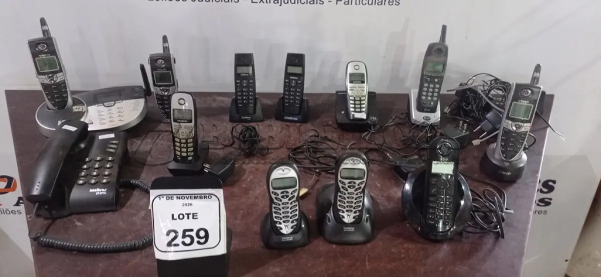 LOTE 259 - 01 LOTE COM VÁRIOS TELEFONES FIXOS DE MARCAS E MODELOS DIVERSOS. (NO ESTADO) ATENÇÃO! FAZER A VISITAÇÃO ANTES DE ARREMATAR, NÃO SABEMOS SE FUNCIONA, LEILÃO NÃO TEM GARANTIA E NEM DEVOLUÇÃO, SUJEITO A POSSÍVEIS AVARIAS VISÍVEIS/OCULTAS E/OU AUSÊNCIA DE COMPONENTES.