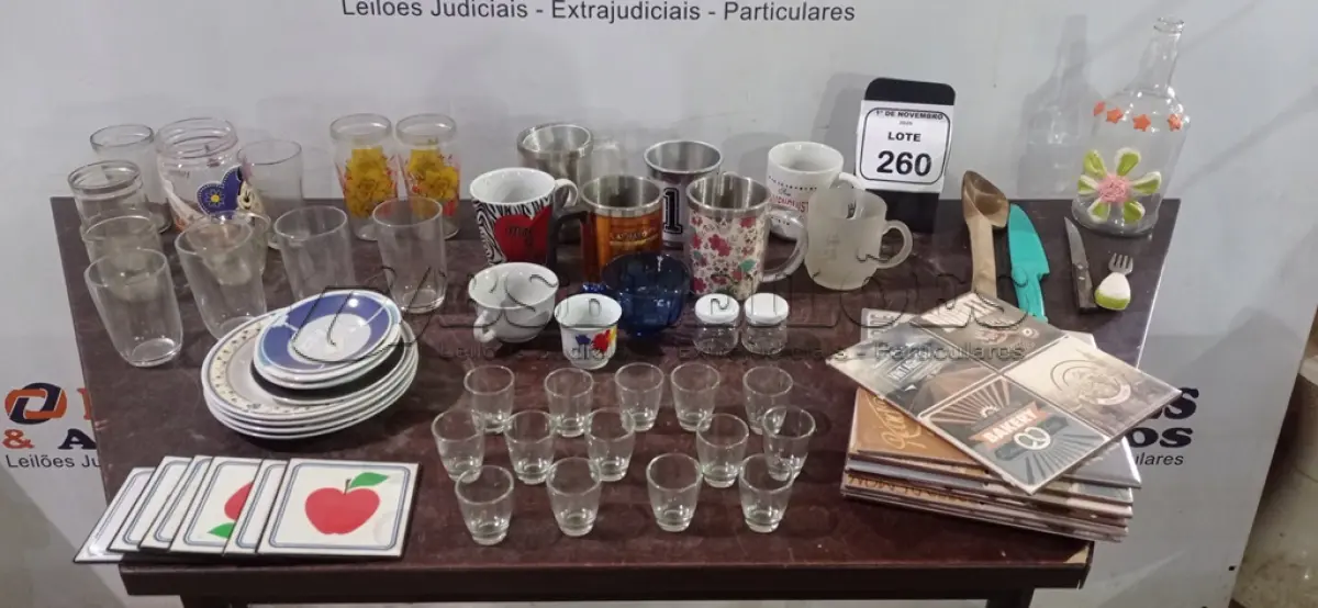 LOTE 260 - 08 AZULEJOS DECORATIVOS E VÁRIOS PIRES, PRATOS DE SOBREMESA, COPOS SHOT DE VIDRO, COPOS E UTENSÍLIOS DIVERSOS. (NO ESTADO) ATENÇÃO! FAZER A VISITAÇÃO ANTES DE ARREMATAR, NÃO SABEMOS SE FUNCIONA, LEILÃO NÃO TEM GARANTIA E NEM DEVOLUÇÃO, SUJEITO A POSSÍVEIS AVARIAS VISÍVEIS/OCULTAS E/OU AUSÊNCIA DE COMPONENTES.