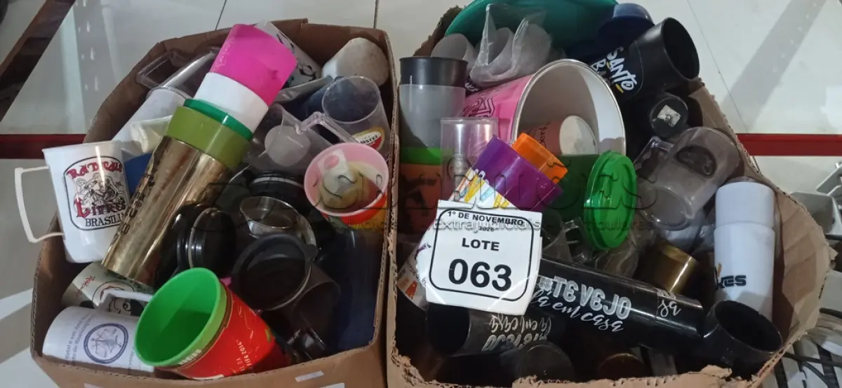 LOTE 063 - 01 LOTE COM GRANDE QUANTIDADE DE COPOS E CANECAS E UTENSÍLIOS DE PLÁSTICOS DIVERSOS. (NO ESTADO) ATENÇÃO! FAZER A VISITAÇÃO ANTES DE ARREMATAR, NÃO SABEMOS SE FUNCIONA, LEILÃO NÃO TEM GARANTIA E NEM DEVOLUÇÃO, SUJEITO A POSSÍVEIS AVARIAS VISÍVEIS/OCULTAS E/OU AUSÊNCIA DE COMPONENTES.