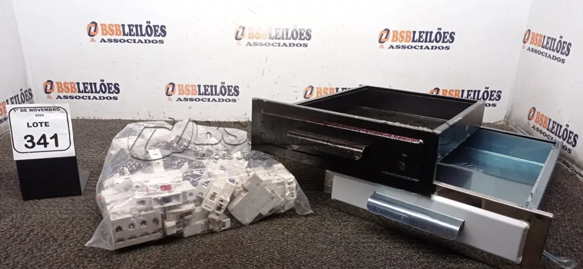 LOTE 341 - 02 GAVETAS DE INOX DE 30X45CM E VÁRIOS DISJUNTORES DE MODELOS DIVERSOS. (NO ESTADO) ATENÇÃO! FAZER A VISITAÇÃO ANTES DE ARREMATAR, NÃO SABEMOS SE FUNCIONA, LEILÃO NÃO TEM GARANTIA E NEM DEVOLUÇÃO, SUJEITO A POSSÍVEIS AVARIAS VISÍVEIS/OCULTAS E/OU AUSÊNCIA DE COMPONENTES.