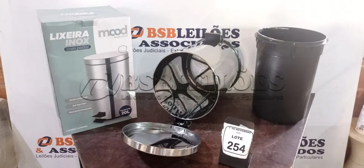 LOTE 254 - 01 LIXEIRA COM PEDAL INOX DE 20L. (NO ESTADO) ATENÇÃO! FAZER A VISITAÇÃO ANTES DE ARREMATAR, NÃO SABEMOS SE FUNCIONA, LEILÃO NÃO TEM GARANTIA E NEM DEVOLUÇÃO, SUJEITO A POSSÍVEIS AVARIAS VISÍVEIS/OCULTAS E/OU AUSÊNCIA DE COMPONENTES.