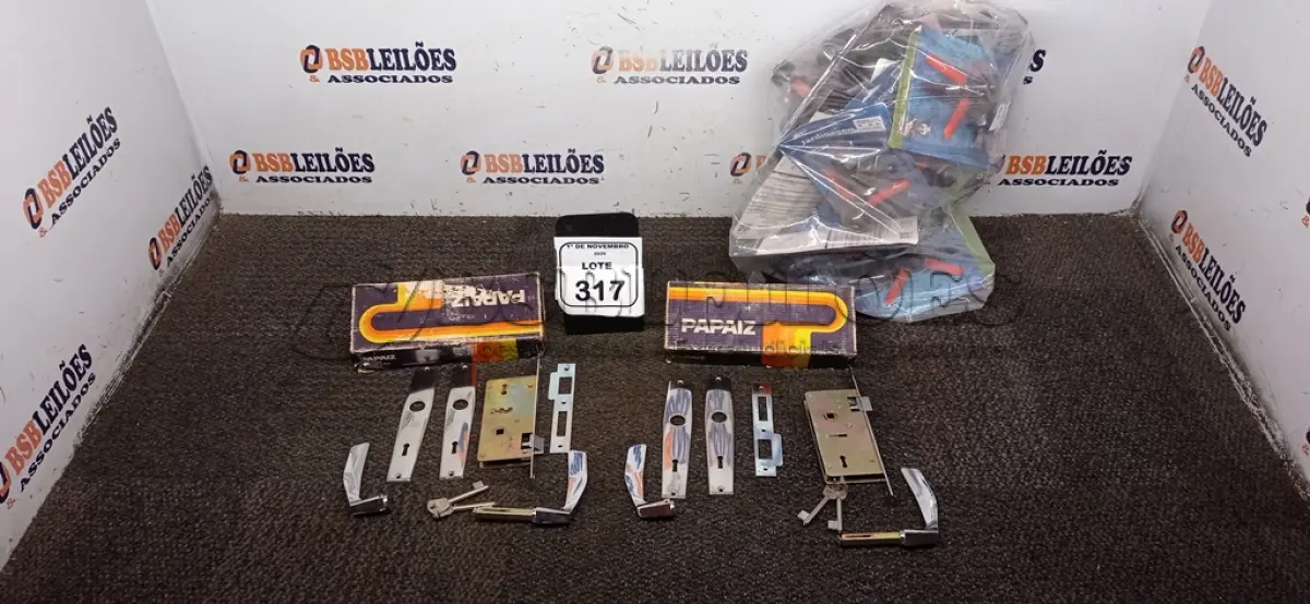 LOTE 317 - 02 FECHADURAS MARCA PAPAIZ E VÁRIOS IRRIGADORES MODELO P5 COM BASE. (NO ESTADO) ATENÇÃO! FAZER A VISITAÇÃO ANTES DE ARREMATAR, NÃO SABEMOS SE FUNCIONA, LEILÃO NÃO TEM GARANTIA E NEM DEVOLUÇÃO, SUJEITO A POSSÍVEIS AVARIAS VISÍVEIS/OCULTAS E/OU AUSÊNCIA DE COMPONENTES.