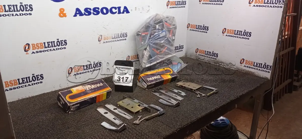 LOTE 317 - 02 FECHADURAS MARCA PAPAIZ E VÁRIOS IRRIGADORES MODELO P5 COM BASE. (NO ESTADO) ATENÇÃO! FAZER A VISITAÇÃO ANTES DE ARREMATAR, NÃO SABEMOS SE FUNCIONA, LEILÃO NÃO TEM GARANTIA E NEM DEVOLUÇÃO, SUJEITO A POSSÍVEIS AVARIAS VISÍVEIS/OCULTAS E/OU AUSÊNCIA DE COMPONENTES.