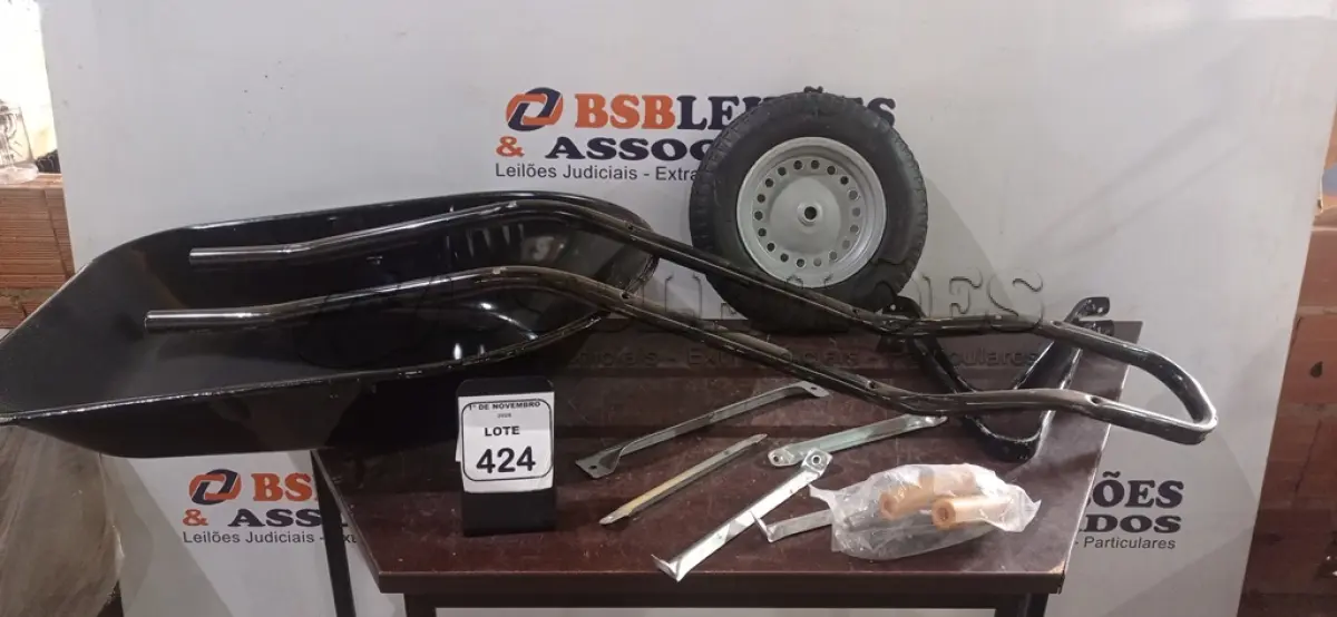 LOTE 424 - 01 CARRINHO DE MÃO DESMONTADO. (NO ESTADO) ATENÇÃO! FAZER A VISITAÇÃO ANTES DE ARREMATAR, NÃO SABEMOS SE FUNCIONA, LEILÃO NÃO TEM GARANTIA E NEM DEVOLUÇÃO, SUJEITO A POSSÍVEIS AVARIAS VISÍVEIS/OCULTAS E/OU AUSÊNCIA DE COMPONENTES.