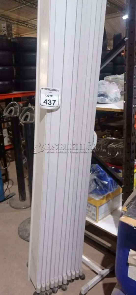 LOTE 437 - 01 BIOMBO NA COR BRANCA. (NO ESTADO) ATENÇÃO! FAZER A VISITAÇÃO ANTES DE ARREMATAR, NÃO SABEMOS SE FUNCIONA, LEILÃO NÃO TEM GARANTIA E NEM DEVOLUÇÃO, SUJEITO A POSSÍVEIS AVARIAS VISÍVEIS/OCULTAS E/OU AUSÊNCIA DE COMPONENTES.