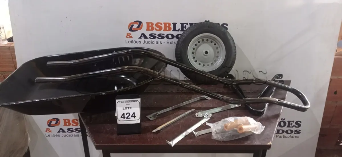 LOTE 424 - 01 CARRINHO DE MÃO DESMONTADO. (NO ESTADO) ATENÇÃO! FAZER A VISITAÇÃO ANTES DE ARREMATAR, NÃO SABEMOS SE FUNCIONA, LEILÃO NÃO TEM GARANTIA E NEM DEVOLUÇÃO, SUJEITO A POSSÍVEIS AVARIAS VISÍVEIS/OCULTAS E/OU AUSÊNCIA DE COMPONENTES.