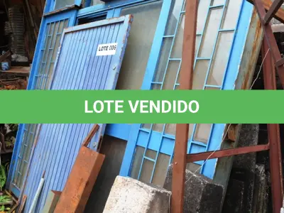 LOTE 006 - 02 PORTAS EM FERRO NA COR AZUL 01 PORTA EM FERRO PEQUENA NA COR AZUL. (NO ESTADO)
