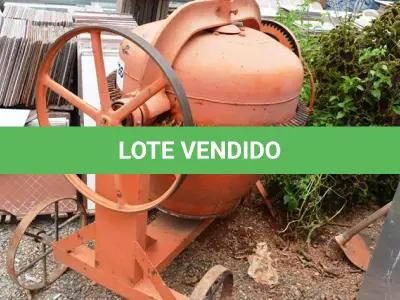 LOTE 026 - 01 BETONEIRA PEQUENA S/MOTOR NA COR LARANJA. (NO ESTADO)