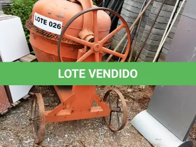 LOTE 026 - 01 BETONEIRA PEQUENA S/MOTOR NA COR LARANJA. (NO ESTADO)