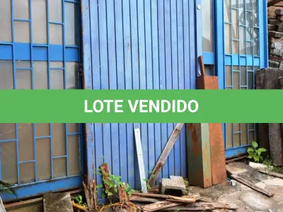 LOTE 006 - 02 PORTAS EM FERRO NA COR AZUL 01 PORTA EM FERRO PEQUENA NA COR AZUL. (NO ESTADO)