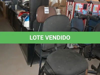 LOTE 002 - 05 CADEIRAS COM PÉ FIXO. (NO ESTADO)