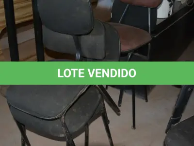 LOTE 002 - 05 CADEIRAS COM PÉ FIXO. (NO ESTADO)