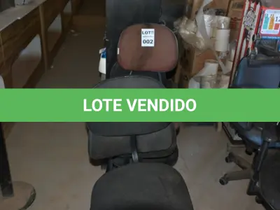 LOTE 002 - 05 CADEIRAS COM PÉ FIXO. (NO ESTADO)