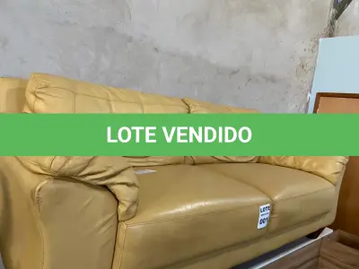 LOTE 001 - 01 SOFÁ EM COURO DE 03 LUGARES, COR MOSTARDA. (NO ESTADO)