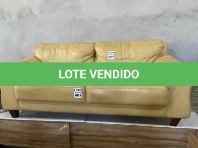 LOTE 001 - 01 SOFÁ EM COURO DE 03 LUGARES, COR MOSTARDA. (NO ESTADO)